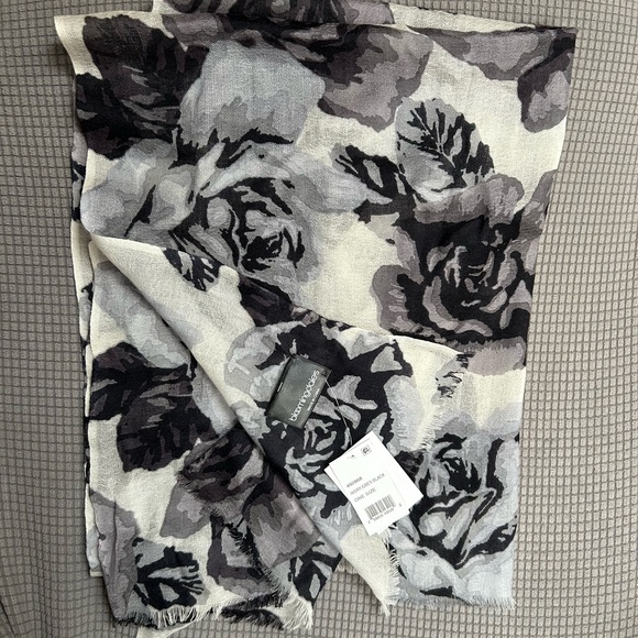 Bloomingdale’s Fashion Scarf - One Size - Ivory, Black and Gray. NWT - Picture 5 of 8